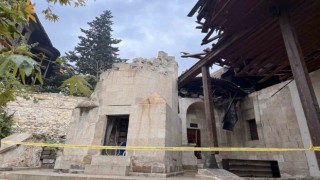 Depremde hasar gören tarihi camii yapılmayı bekliyor