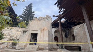 Depremde hasar gören tarihi camii yapılmayı bekliyor