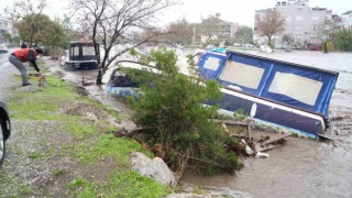 Dereler taştı, yollar sular altında kaldı, tekneler battı, evlerinde mahsur kalan 11 kişi itfaiye tarafında kurtarıldı