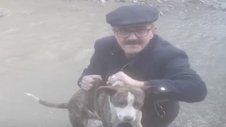 Dereye düşen köpeği muhtar kurtardı