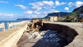 Dev dalgalar sebebiyle çöken yolda onarım çalışması başlatıldı