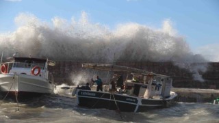 Dev dalgalar Yat Limanını yuttu