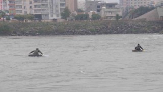 Dicle Nehrine atlayan kız kardeşlerden biri kurtarıldı, diğeri aranıyor