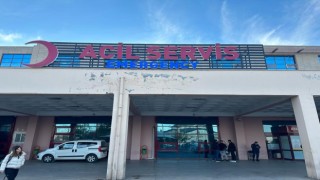 Diyarbakırda ablasının kucağında karşıya geçen kardeşlere otomobil çarptı: 1 ölü