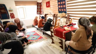Diyarbakırda Çermik Aile Destek Merkezine giden kadınlar kurslarda terapi görüyor