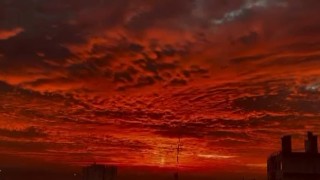 Diyarbakırda gün doğumu gökyüzünü kızıla boyadı