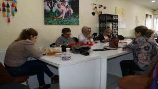 Diyarbakırda Hanımevi Millet Kıraathanesine giden kadınlar ev ekonomisine katkı sağlayıp sosyalleşiyor