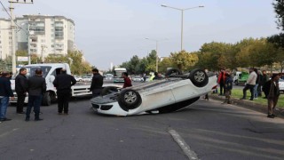 Diyarbakırda seyir halindeki otomobilin tekerine çarpan otomobil takla attı: 1 yaralı