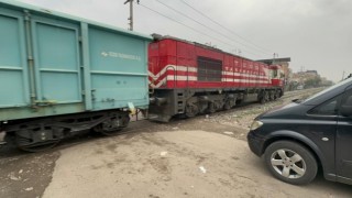 Diyarbakırda tren kazası: Hafif ticari araç sürücüsü ölümden döndü