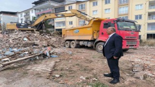 Doğanşehirde ağır hasarlı binaların yıkımı sürüyor