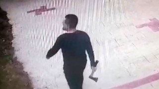 Doktor evden çıkmayan kiracısına baltayla saldırdı