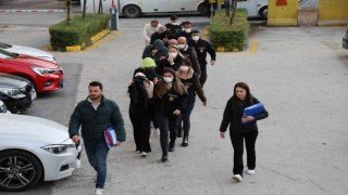 Dolandırıcılık suçundan adliyeye sevk edilen şahıslardan 3ü tutuklandı