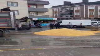 Dorse kapağı açılan tır, caddeyi buğday ile kapladı