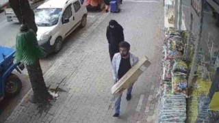 Dükkandaki ısıtıcıyı kucakladı, yürüyerek uzaklaştı