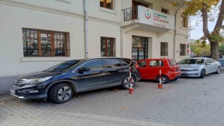 Duyarsız sürücüler boş buldukları her alana araç park etti
