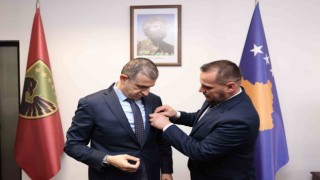 (Düzeltme) Haluk Bayraktara Kosovada “Üstün Hizmet” madalyası verildi