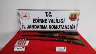 Edirnede bir evde yapılan aramada ruhsatsız av tüfekleri ele geçirildi