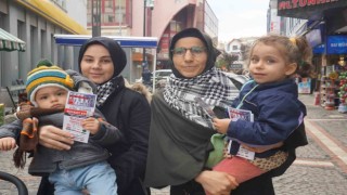 Edirnede iki gönüllü anne, çocuklarıyla birlikte broşür dağıtarak boykot çağrısı yaptı