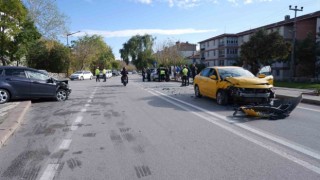 Edirnede iki otomobil çarpıştığı kazada metrelerce fren izi: 2 yaralı