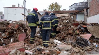 Edirnede metruk bina çöktü: 2 kişi enkaz altında kaldı