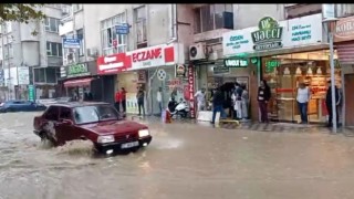 Edremitte 5 dakika sağanak yağış hayatı felç etti...Yollar göle döndü