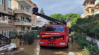 Edremitte selde mahsur kalanların yardımına itfaiye merdiven ile yetişti