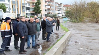 Edremitte şiddetli yağış sonrası belediye ekipleri sahada
