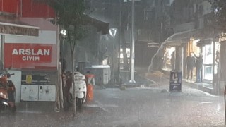 Edremitte yağış sebebiyle gün adeta geceye döndü.