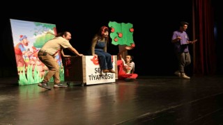 Efelerin tiyatro sanatçılarından öğrencilere tatil hediyesi