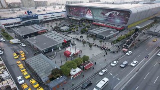 Efsane Kasım indirimi için AVM önünde metrelerce kuyruk oluşturdular