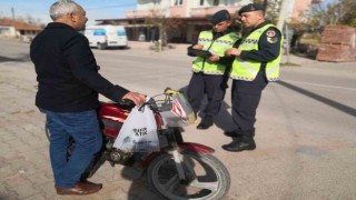 Ehliyetsiz, plakasız ve kasksız yakalandı, “Görmeyiverin ne olacak” dedi