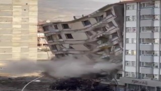 Elazığda 8 katlı ağır hasarı bina tek dokunuş ile yıkıldı