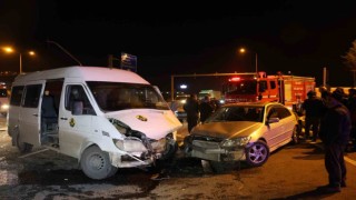 Elazığda minibüs ile otomobil çarpıştı: 5 yaralı