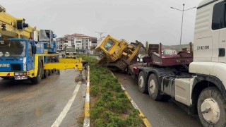 Elazığda taşıma aracının üstündeki dozer devrildi