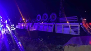 Elazığda tır ters döndü: 1 ölü