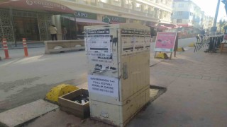 Elektrik panosu değil sanki ilan panosu