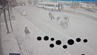 Elini bırakıp yola atlayan çocuğunu tutmaya çalışırken motosiklet altında kaldılar