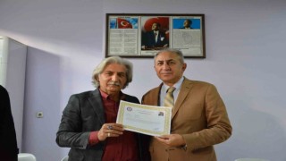 Emekliye ayrılacak olan 41 yıllık eğitimci Bülent Tonoza başarı belgesi