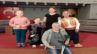 Engelli çift çocuk oyunuyla minikleri kahkahaya boğdu