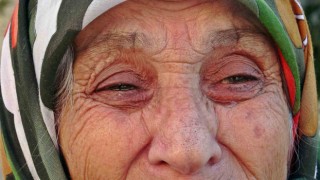 Engelli kızıyla birlikte evinden çıkarılan yaşlı kadın gözyaşlarına boğuldu