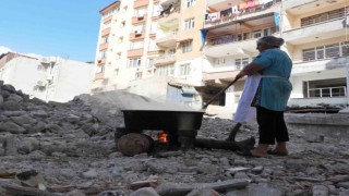Depremzede kadın enkaz alanında eski işine devam ediyor