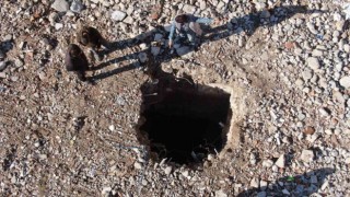 Enkazı kaldırılan binanın yerinde 10 metre derinliğinde obruk oluştu
