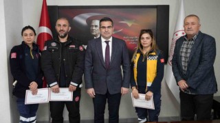 Erken müdahaleyle kalp krizi geçiren gazetecinin hayatını kurtaran ambulans ekibine başarı belgesi