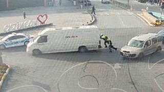 Erzincanda trafik polisleri arızalanan aracı yolda bırakmadı