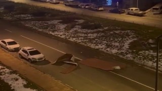 Erzurumda fırtına çatıları uçurdu