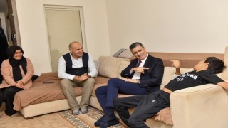 Esenyurt Belediyesi, Serebral Palsi hastası gencin ayaklarıyla yazdığı kitabın basımını üstlendi