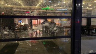 Esenyurtta protesto için kahve dükkanına giren şahıslar, camları kırdı