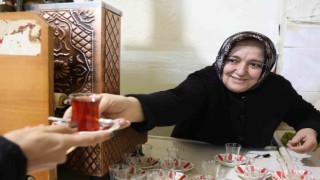 Eşi öldü, kadın haliyle çay ocağının başına geçti