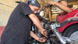 Eşine yardım için gitti, motosiklet tamircisi oldu