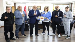 Eski boksör Başkan Pekmezci Bayburtlu milli boksör Turhanı makamında ağırladı